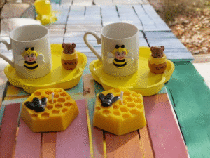 Vız Vız Arı Temalı 1 Kişilik Seramik Kahve Fincan Seti Tabak Mum & Dekoratif Figürlü