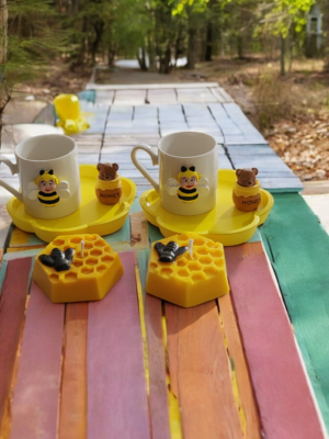 Vız Vız Arı Temalı 1 Kişilik Seramik Kahve Fincan Seti Tabak Mum & Dekoratif Figürlü