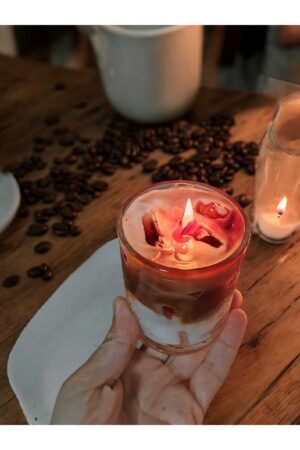 El Yapımı Kahve Kokulu Dekoratif Mum – Buzlu Latte Görünümlü, Aromaterapi & Hediye Seçeneği