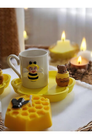 Alternative view of Vız Vız Arı Temalı 1 Kişilik Seramik Kahve Fincan Seti Tabak Mum & Dekoratif Figürlü