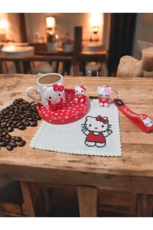 El Yapımı Etamin Peçeteli Hello Kitty Kahve Fincanı Seti – Özel Tasarım Hediyelik Dekoratif Set